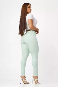 CALCA JEANS SKINNY BASICA MODELADORA CINTURA ALTA LEVANTA BUMBUM - COR VERDE BEBÊ na internet