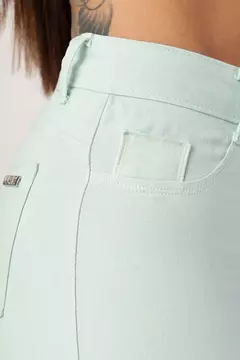 CALCA JEANS SKINNY BASICA MODELADORA CINTURA ALTA LEVANTA BUMBUM - COR VERDE BEBÊ - VOGANE