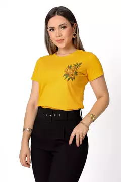 T-SHIRT FEMININA 100% ALGODÃO - FLOR BORDADA MOSTARDA