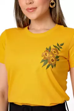 T-SHIRT FEMININA 100% ALGODÃO - FLOR BORDADA MOSTARDA - comprar online