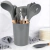 Conjunto de utensílios de cozinha de silicone com 12 peças na cor cinza, organizados em um recipiente.