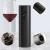 Abridor automático elétrico para garrafa de vinho SimplyWine, com copo de vinho ao fundo.