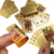 Baralho Dólar a Prova D'água da FreeTime® em tom dourado, mostrando cartas e um maço, com foco em cartas de copas e espadas.