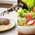 Porta azeite e vinagre com bico dosador, mostrando o uso em um prato com carne e salada.