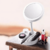 Espelho com LED Camarim da SmartElectric®, com produtos de maquiagem ao redor.