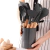 Conjunto de utensílios de cozinha em silicone de 12 peças, com cabos de madeira, armazenados em um recipiente cinza.