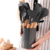 Jogo de utensílios de cozinha em silicone com 12 peças, apresentado em um recipiente cinza, com cabos de madeira.