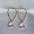 Brinco Argola Gota Vazada com Zircônia Rosa