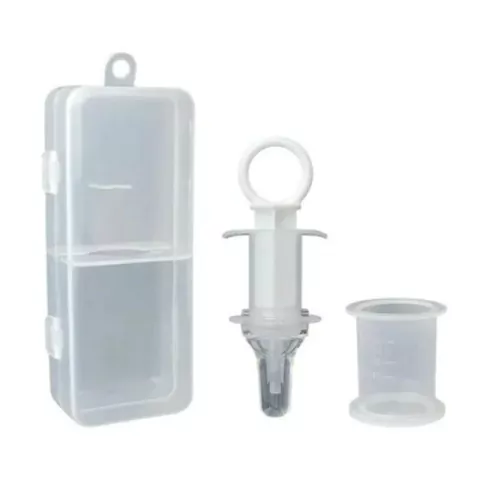 Dosador de medicamento branco, similar a uma seringa, com ponta de silicone ao centro, de um lado a tampa (copo medidor) e do outro a embalagem para armazenamento do produto.