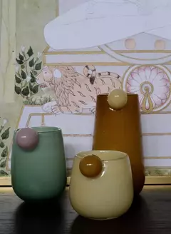 Florero de vidrio con esfera