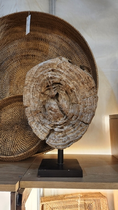 Escultura de madera en pedestal - comprar online