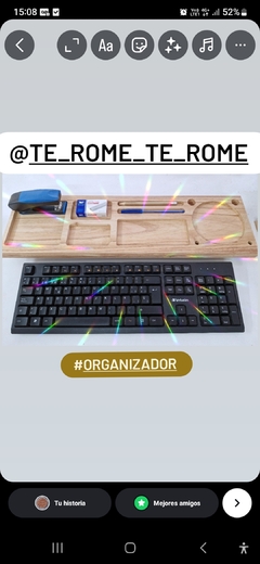 Ordenador de escritorio teclado taza lapicera papeles