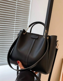 Bolso minimalista con asa superior