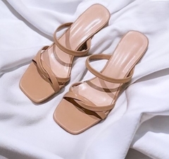 Sandalias planas con diseño girante tacón de gatito