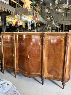 Mueble de Estilo con Mármol