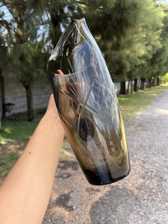 Jarra de Vidrio Fume Tallada, Alta - comprar online