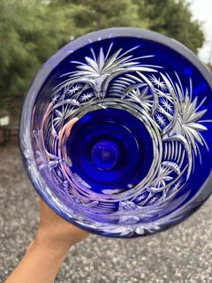 Florero/Centro de Mesa en Vidrio Azul Tallado - comprar online