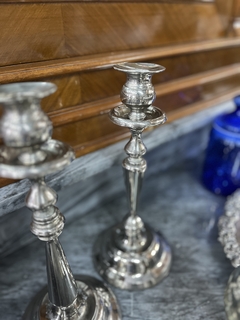 Par de Candelabros en Metal - comprar online