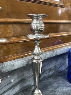 Par de Candelabros en Metal - Antiguedades JOE