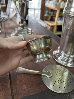 Coctelera de Metal Labrada c/Palita y Medida