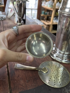 Coctelera de Metal Labrada c/Palita y Medida - comprar online
