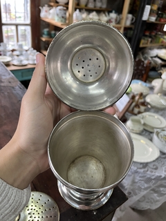 Coctelera de Metal Labrada c/Palita y Medida