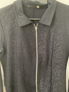 Campera Kill de vestir brillosa y con detalles de cierres. Talle 42