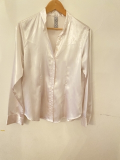 Camisa de vestir raso blanco y cuello Mao talle L.