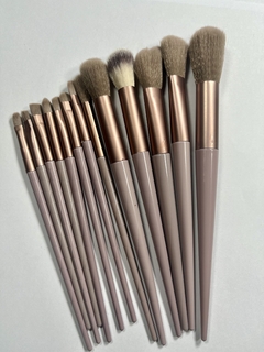 Kit de belleza para un maquillaje suave y profesional.
