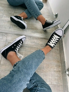 Converse Negras sin plataforma en internet