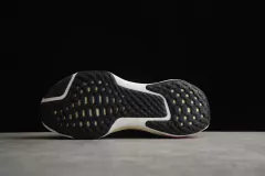Nike ZoomX Invincible Run Flyknit 3 na internet