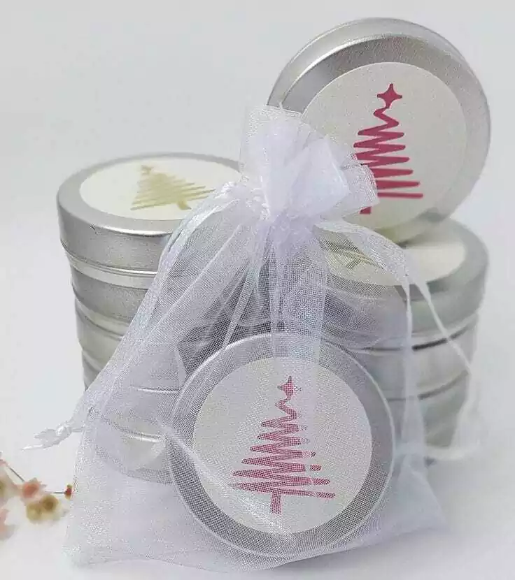 Vela Aromática na Latinha com Organza - Lembrancinha Delicada e Perfumada