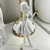 ESCULTURA POLIRESINA MENINA COM SAPO BRANCO DOURADO 23CM FLORARTE - Déco Eletro Home