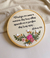 Bastidor Versículo Bíblico 22cm - Sítio Decor - Porta Maternidade e Decoração Afetiva