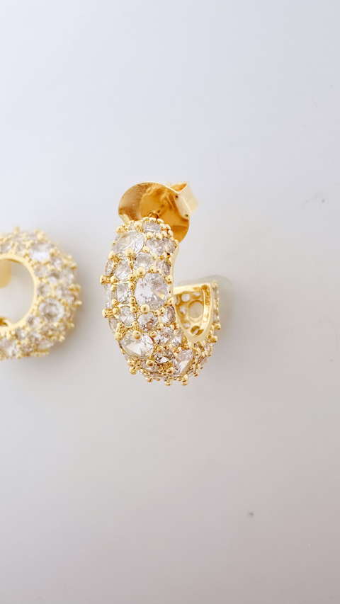 Brinco cravejado comm Micro Zircônia