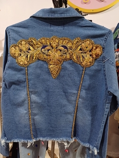 Campera con detalles indu con terminación de pedrería
