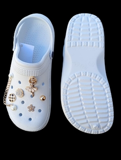 BABUCHE BRANCA COM BOTONS INCLUSOS na internet