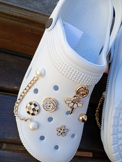 BABUCHE BRANCA COM BOTONS INCLUSOS - comprar online