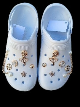 BABUCHE BRANCA COM BOTONS INCLUSOS