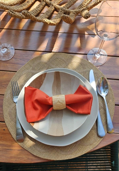 Jogo Americano em Palha com detalhes dourados.