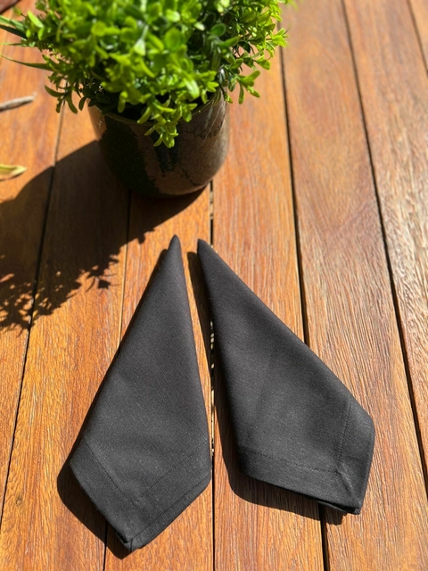 Guardanapo liso linho preto.