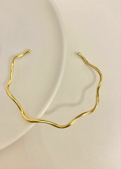 BRACELETE ONDULADO FOLHEADO A OURO 18k. - comprar online