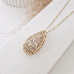 COLAR GOTA CRAVEJADO EM ZIRCÔNIA FOLHEADO A OURO 18k.
