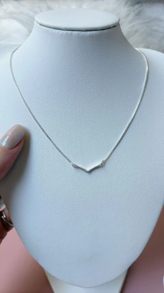 Colar com pingente em V - comprar online