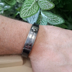 Pulseira Ele Vive na internet
