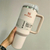Double Wall Stanley Tumbler com tampa de palha, aço inoxidável, Caneca isolada na internet
