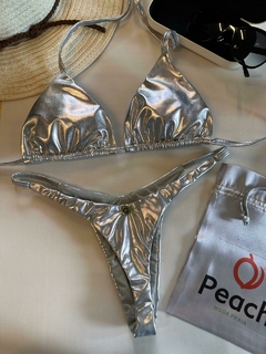 CONJUNTO PEACH PRATA - TOP DE CORTININHA E CALCINHA DE MARQUINHA COM ELASTICO NA LATERAL