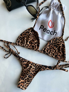 CONJUNTO ONÇA - TOP CORTININHA E CALCINHA AMARRAR NA LATERAL - Peach Moda Praia