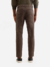 Homem usando a Calça de Sarja Slim Comfort Marrom