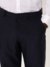 Homem usando a Calça Social Reta Alfaiatada Azul Marinho